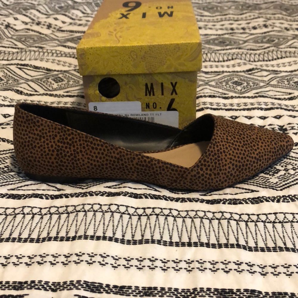 New in box Mix No. 6 Animal Print Rowland Flat